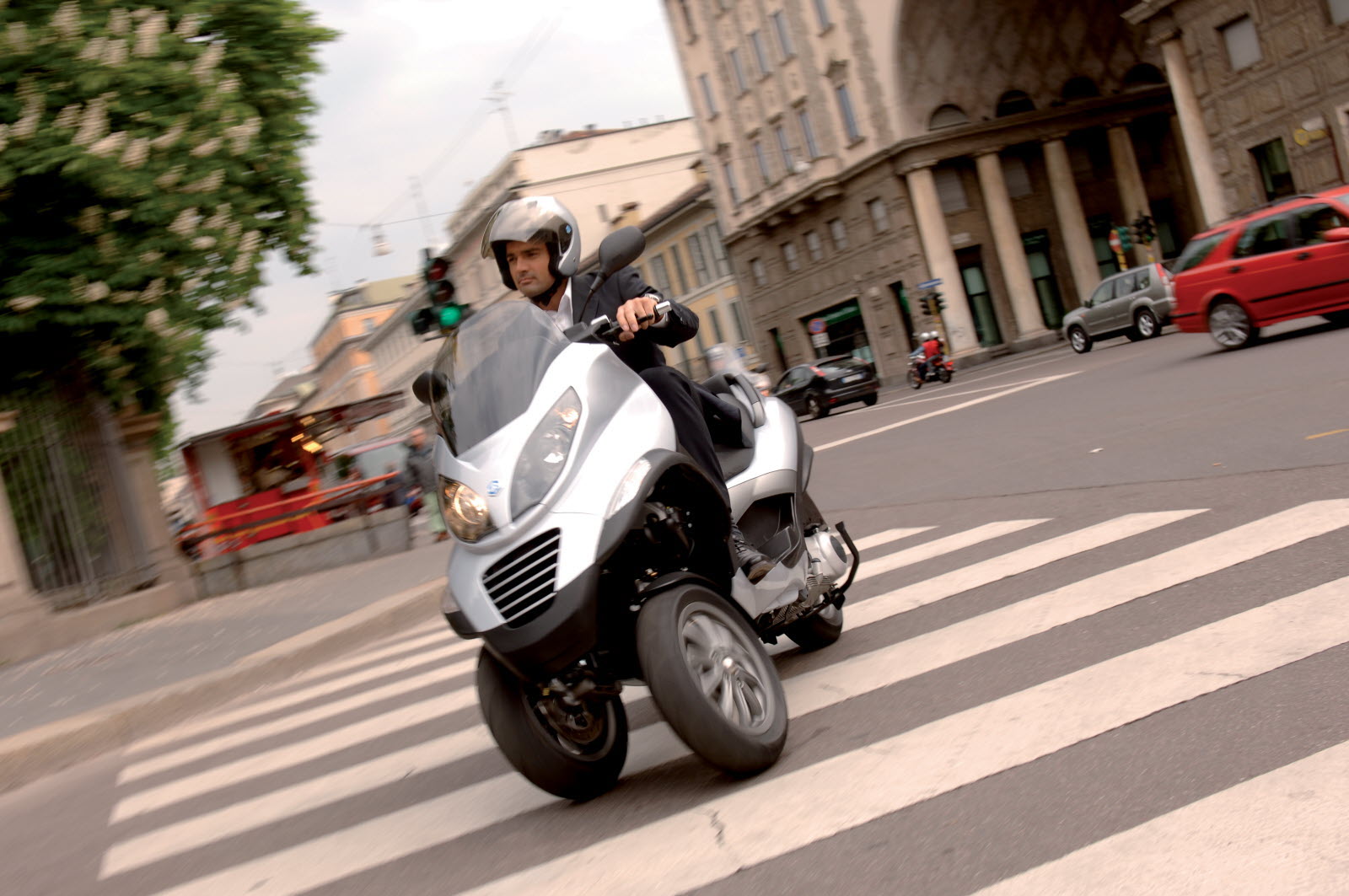 Peut-on tomber avec un scooter 3 roues ? Ou est-ce vraiment sûr ?
