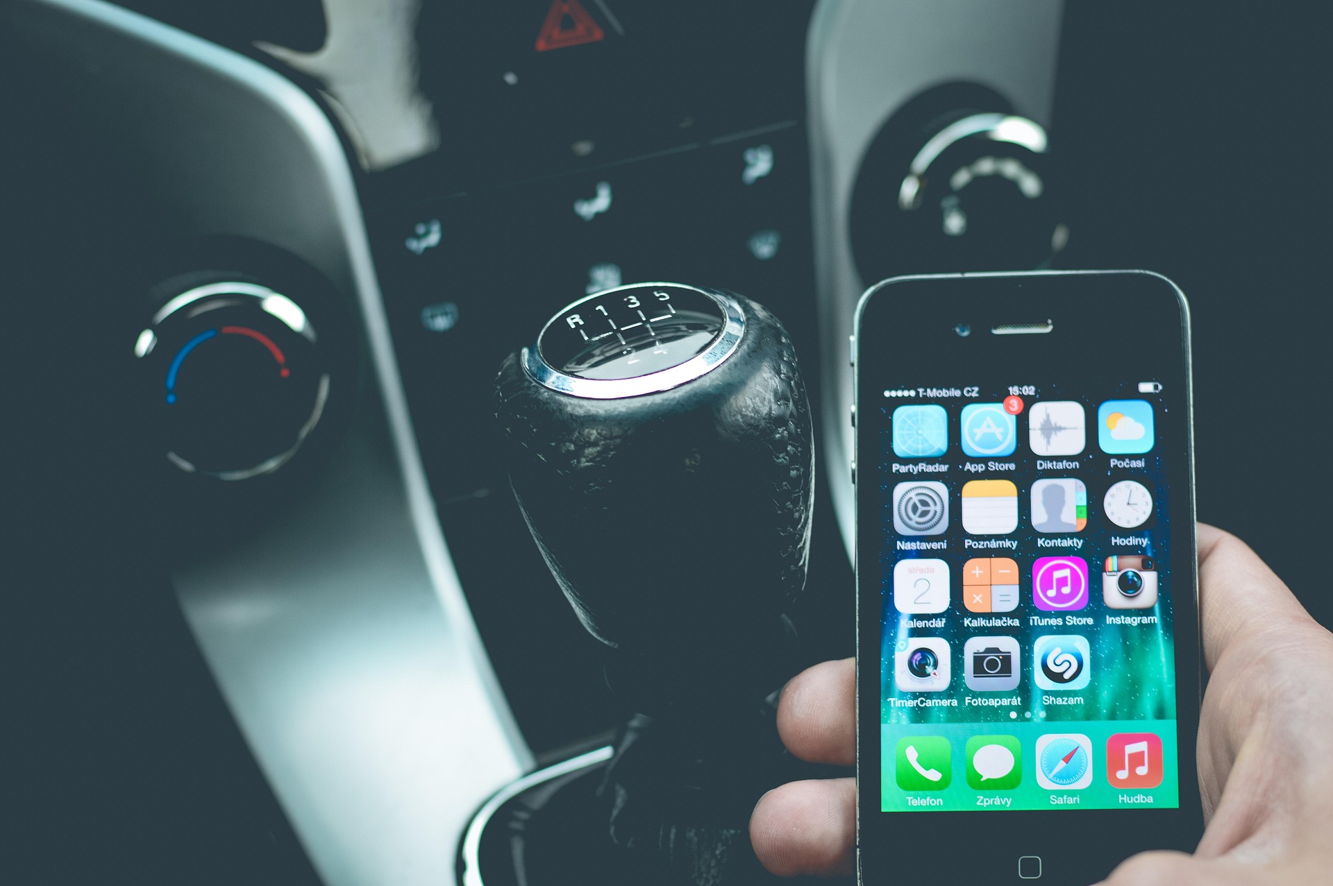 Les applis indispensables pour voyager en voiture en 2025